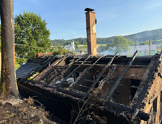 Na Frýdecko-Místecku hoří stodola a roubenka. I kvůli větru platil druhý stupeň