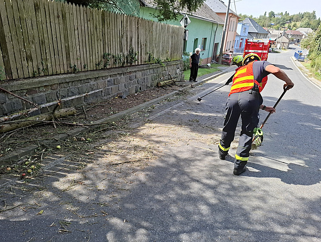 Hasiče v Olomouckém kraji zaměstnal silný vítr, na Šumpersku poničil i auta