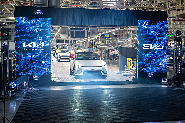 Kia zahájila na Slovensku výrobu elektromobilu. Nástupce ceedu pokřtil Jágr