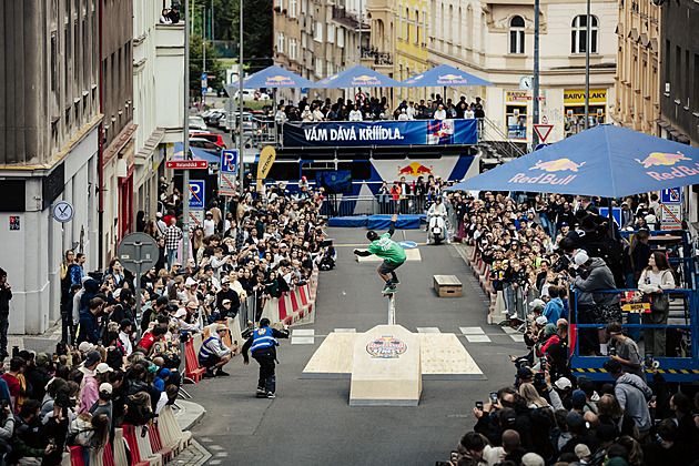 VIDEO: Tak rychlé, že se s tím jezdci prali. Skateboardisté svištěli Prahou