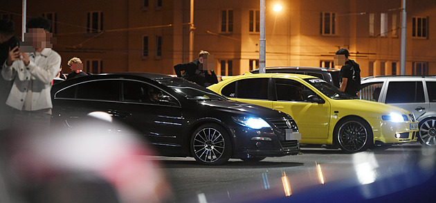 Sraz pod okny policie, pak rachot. Teplice trápí mladí na silnicích, řádí denně