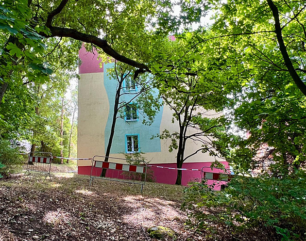 Chomutov finančně pomůže evakuovaným lidem ze staticky nestabilního paneláku
