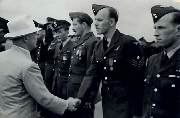 Válený hrdina Frantiek Hecl si podává ruku s prezidentem eskoslovenska...