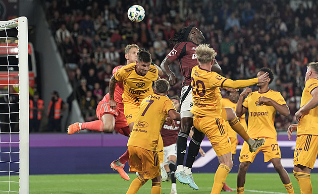 Sparta - Dukla 3:2, domácí měli s outsiderem problémy, hrdinou Uchenna