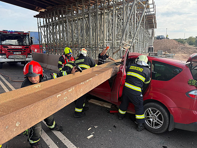 Převážený bagr srazil traverzu mostu, ta se zřítila na auto jedoucí za ním