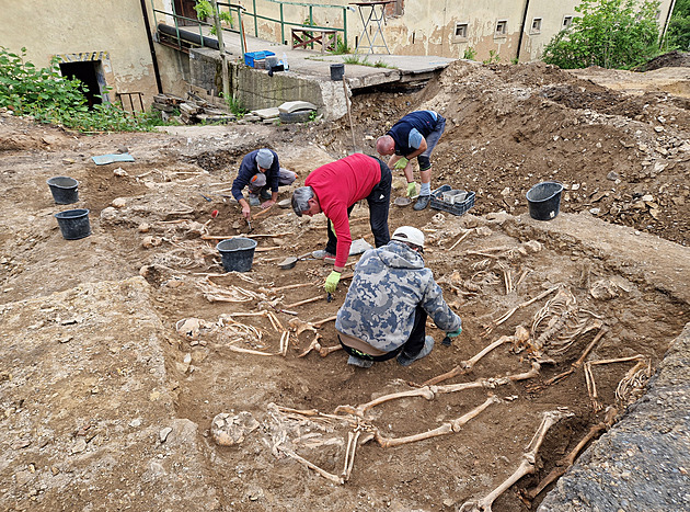 Archeologové našli u Břevnovského kláštera další ostatky pruských vojáků