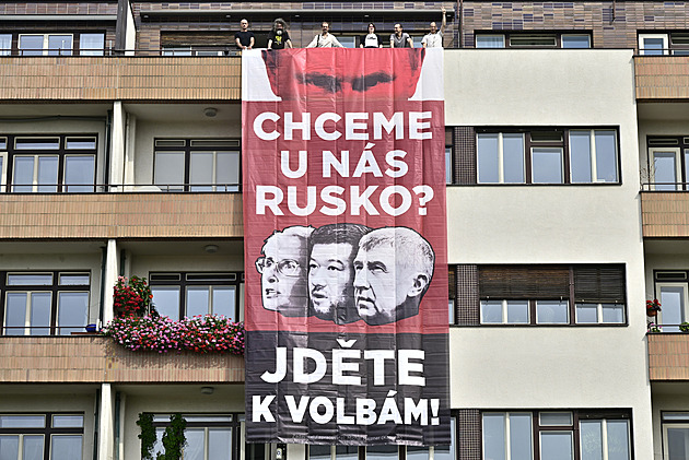 Iniciativa Kaputin vyvěsila v Praze transparent s Putinem, Babišem i Okamurou