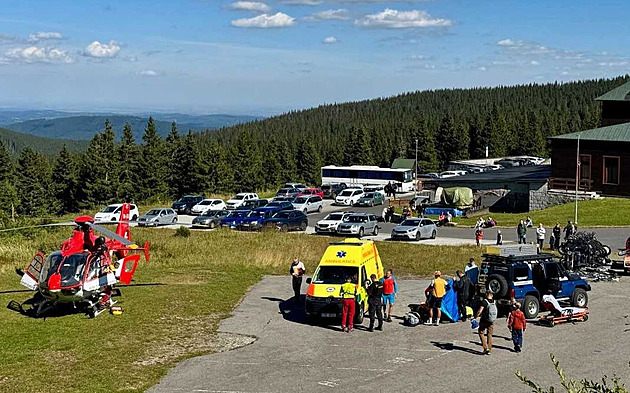 Záchranái pi zásahu v horském stedisku Ovárna pod Praddem v Jeseníkách...