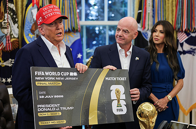 Jste vítěz, vy můžete. Trump osahal pohár pro MS ve fotbale a oznámil dějiště losu
