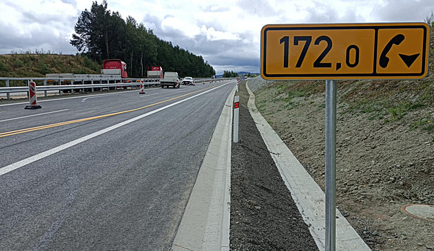 V ptek dopoledne se u Dolnho Dvoit pipravovalo ve pro to, aby se mohla st D3 otevt pro auta. (29. srpna 2025)