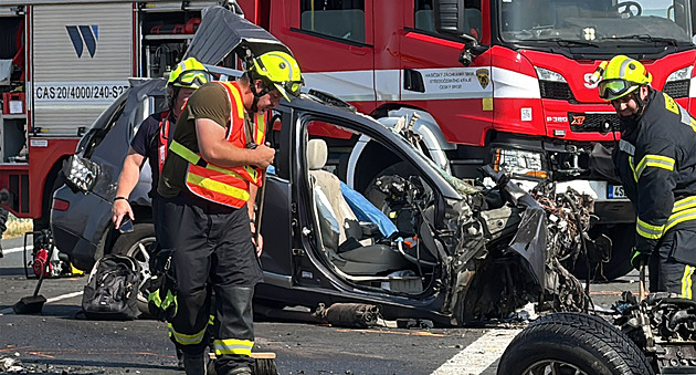 Řidič přejel do protisměru a čelně se střetl s náklaďákem. Na místě zemřel