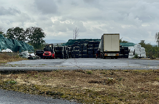 Odvoz ásti materiálu z erné skládky v Leneicích u zaal. Místní doufají, e...