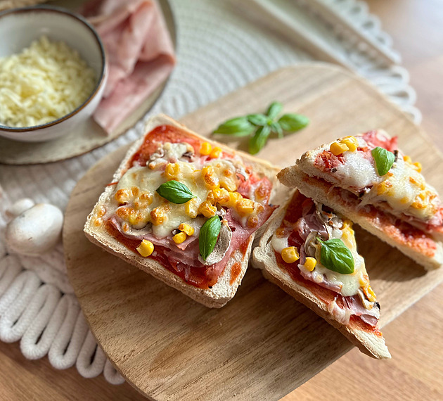 Zapečené pizza tousty podle Lucie Vápeníkové