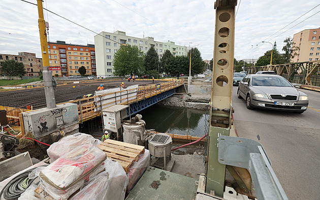 Stavbai dokonili konstrukci klíového mostu v opavské Ratiboské ulici, kde...