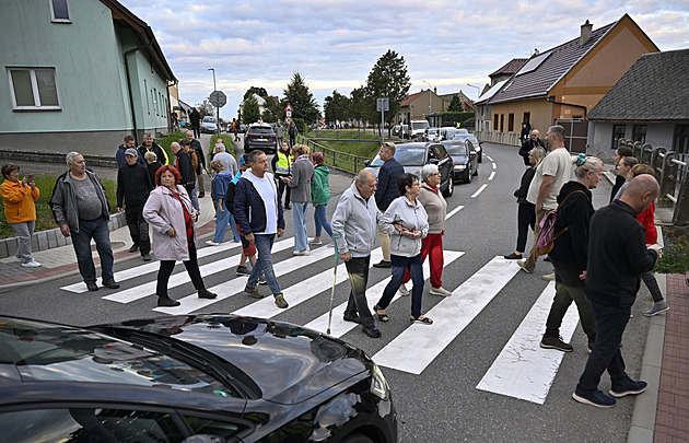 Obyvatelé Martinic blokují silnici, která obcí prochází, 25. srpna 2025,...