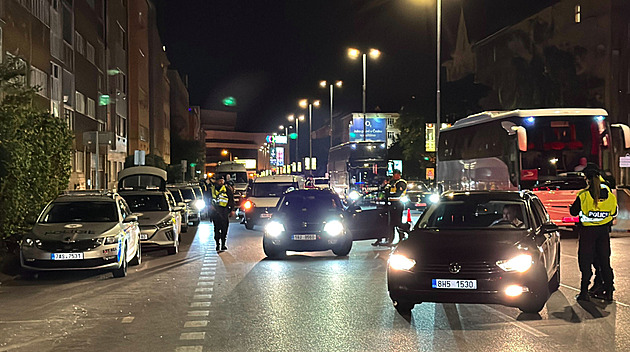 Drogy i celostátně hledaní, policie si posvítila na řidiče v Praze. Padaly pokuty
