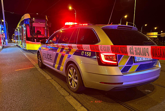 Tramvaj usmrtila v pátek ve�er v Plzni �ty�ia�ty�icetiletou �enu, která upadla...