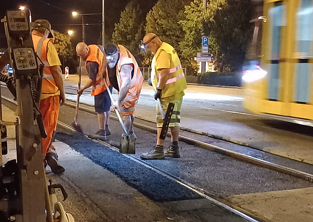 Pondělní návrat dětí do školy budou komplikovat uzavírky na silnicích
