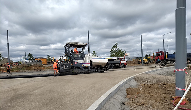 Prázdniny sice koní, ale pestavba kruhového objezdu u Makra v Plzni ne. Podle...