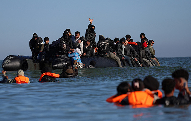 Deportace podle Farage. Jak by migrační krizi řešil lídr strany, která v Británii vede žebříčky