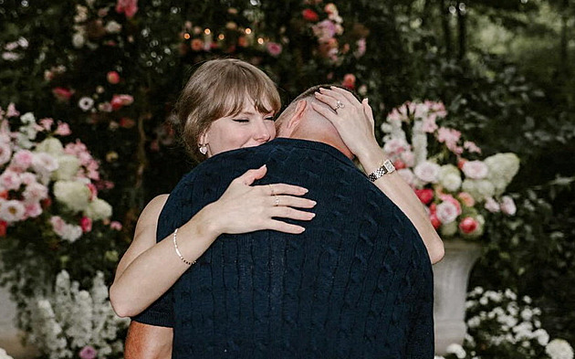 Prsten a šaty, které sleduje celý svět. Zásnuby Taylor Swift dokazují, že se do svatebního byznysu vrací jemnost