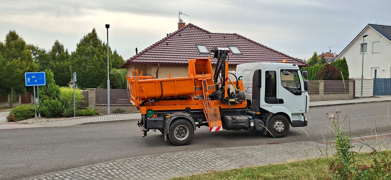 Vod�rensk� spr�va P�sek nov� zaji��uje �i�t�n� de��ov�ch vpust�