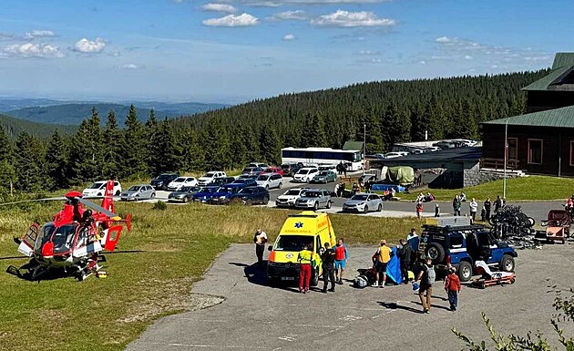 Záchranái pi zásahu v horském stedisku Ovárna pod Praddem v Jeseníkách...
