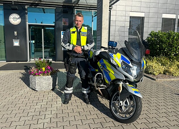 Milan Kováík ve slub sedlá policejní motorku.