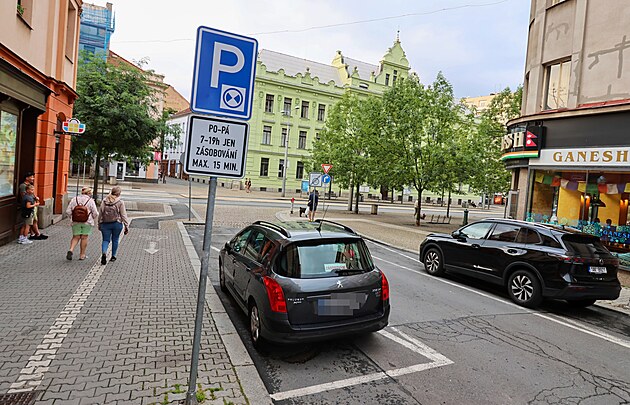 Parkovací místo pro zásobování v Resslov ulici v Plzni.  (16. srpna 2025)