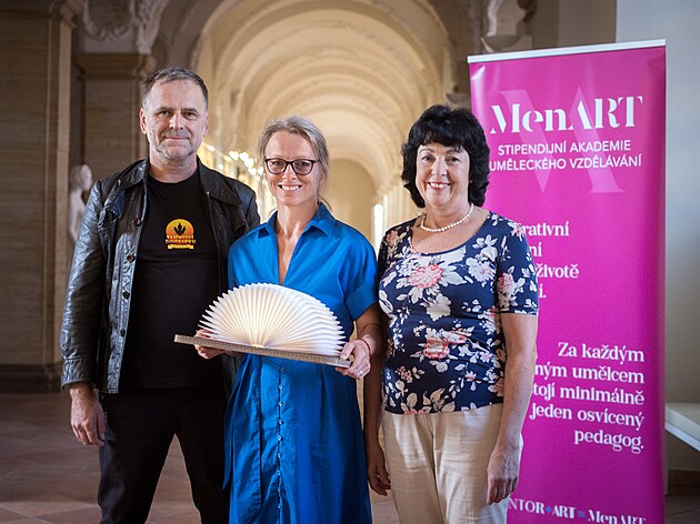 Tanení pedagoka Simona Mikeová (uprosted) z plzeské ZU v Sokolovské ulici...