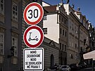 Zkaz elektrokolobek v doln sti Nerudovy ulice nad Malostranskm nmstm...