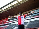 Youssoupha Mbodji p�zuje na stadionu v Edenu coby nov� posila Slavie.
