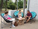 V bistru v parku Josefa Hory pobl centra Roudnice nad Labem pomhaj lid s...