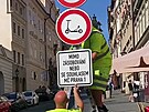 V Nerudov ulici na Praze 1 znakou zakzali vjezd pro elektrokolobky