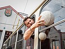 Vtvarnk Martin Pouzar se postaral o speciln vzdobu historick tramvaje T3,...