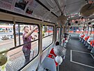 Vtvarnk Martin Pouzar se postaral o speciln vzdobu historick tramvaje T3,...