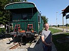 Starosta valna na Krnovsku Radek imek ped bvalm potovnm vagonem,...