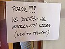 Tato cedule upozorovala obyvatele panelovho domu na to, co zpsobuje problmy...