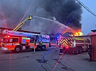 V Ostrav - Tebovicich zasahuj hasii u poru odpadu uvnit jedn z hal....