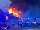 V Ostrav - Tebovicich zasahuj hasii u poru odpadu uvnit jedn z hal....