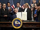 Kalifornský guvernér Gavin Newsom oznamuje zm�ny hranic volebních obvod� v...
