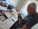 Pedseda chotboskho aeroklubu Josef Krlek nad kronikou, kterou si klub...