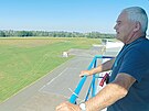 Pedseda aeroklubu Josef Krlek stoj na nov dic vi letit, kter je v...
