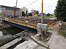 Stavbai dokonuj konstrukci klovho mostu v opavsk Ratibosk ulici, kde...