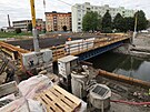 Stavbai dokonuj konstrukci klovho mostu v opavsk Ratibosk ulici, kde...
