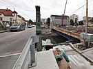 Stavbai dokonuj konstrukci klovho mostu v opavsk Ratibosk ulici, kde...