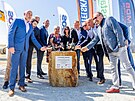Slavnostn zahjen druh sti obchvatu Solnice, zcela vlevo je hejtman Petr...