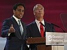 Pedseda britské Reform UK Nigel Farage a Zia Yusuf (vlevo) hovoí bhem...