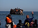Skupina migrant na nafukovacích lunech se snaí dostat pes Lamanský prliv...
