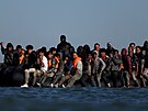 Skupina migrant� na nafukovacích �lunech se sna�í dostat p�es Laman�ský pr�liv...
